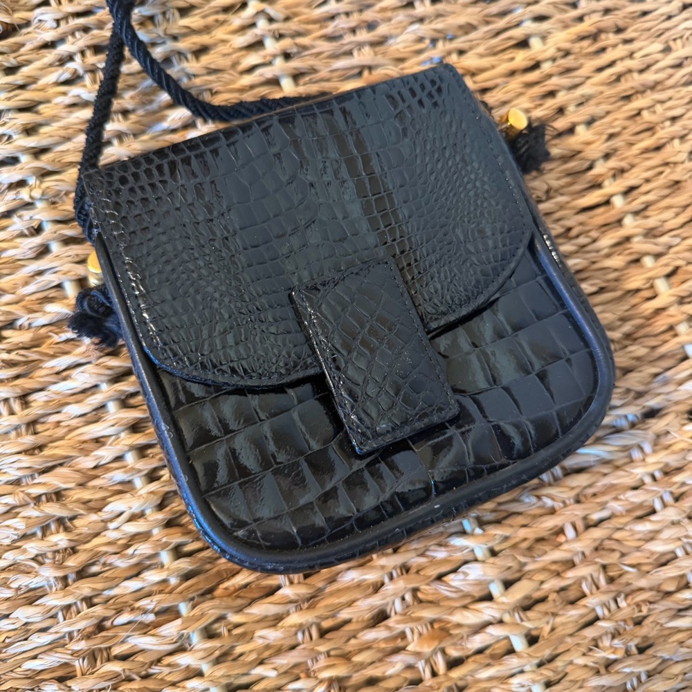 Nigst-Wien Vintage Black Crocodile Pattern Crossbody Bag with Gold Accents - Picture 4 of 13